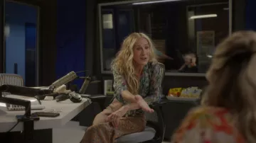 Robe à fleurs portée par Carrie Bradshaw (Sarah Jessica Parker) comme on le voit dans And Just Like That... (saison 2 épisode 2)