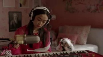 Suéter rosa usado por Lily Goldenblatt (Cathy Ang) como se ve en And Just Like That... (S02E02)