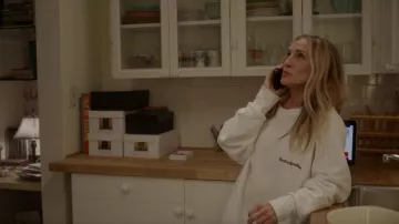 Le sweat-shirt du New York Times en blanc porté par Carrie Bradshaw (Sarah Jessica Parker) comme on le voit dans And Just Like That... (S02E01)
