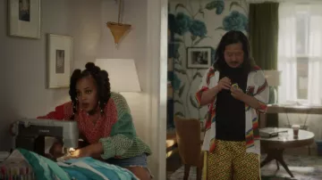 Chemise imprimée portée par Jackie Nee (Bobby Lee) comme on le voit dans And Just Like That... (saison 2 épisode 1)