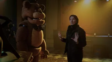 Veste Columbia portée par la méchante (Mary Stuart Masterson) comme on le voit dans le film Five Nights at Freddy’s