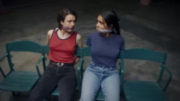 Débardeur rouge porté par Jamie (Margaret Qualley) comme on le voit dans le film Drive-Away Dolls