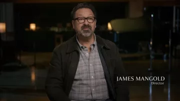 Chemise à carreaux gris portée par James Mangold dans Indiana Jones et le cadran du destin | Vidéo YouTube de John Williams