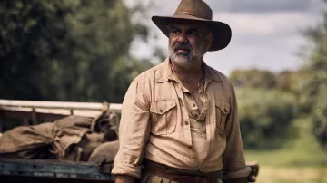 Chemise en lin portée par George (Wayne Blair) comme on le voit dans les tenues du film The New Boy
