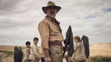 Chapeau porté par George (Wayne Blair) comme on le voit dans The New Boy