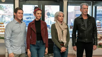 Veste de velours rouge portée par Parker McDermott (Nina Dobrev) comme on le voit dans The Out-Laws