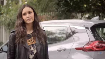 T-shirt imprimé porté par Parker McDermott (Nina Dobrev) vu dans The Out-Laws
