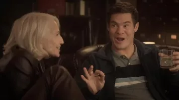 Polo rayé gris porté par Owen Browning (Adam DeVine) vu dans The Out-Laws