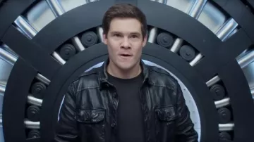 Veste en cuir portée par Owen Browning (Adam DeVine) vue dans The Out-Laws