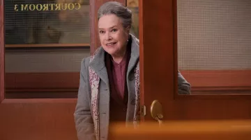 Manteau de laine grise porté par Madeline Matlock (Kathy Bates) comme on le voit dans Matlock (saison 1)