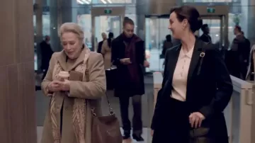 Sac à main en cuir porté par Madeline Matlock (Kathy Bates) comme on le voit dans Matlock (saison 1)
