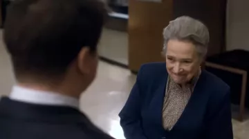 Foulard porté par Madeline Matlock (Kathy Bates) comme on le voit dans Matlock (saison 1)