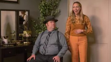 Camisa estampada amarilla floral usada por Hannah (Anna Konkle) como se ve en The Afterparty (Temporada 2 Episodio 5)