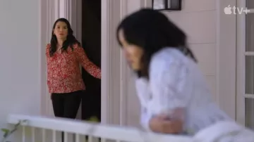 Camisa estampada usada por Zoë (Zoë Chao) como se ve en The Afterparty (Temporada 2 Episodio 1)