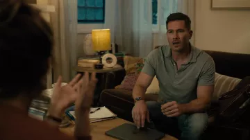 Polo usado por Charlie Greeves (Luke Macfarlane) como se ve en Platonic (Temporada 1 Episodio 8)