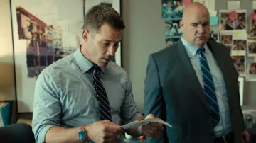 Corbata a rayas usada por Charlie Greeves (Luke Macfarlane) como se ve en el vestuario del programa de televisión platónico (S01E08)