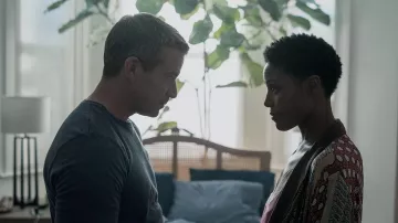 Printed dressing gown worn by Marsha Nelson-Smith (Christine Adams) as seen in Hijack TV series (S01E01)