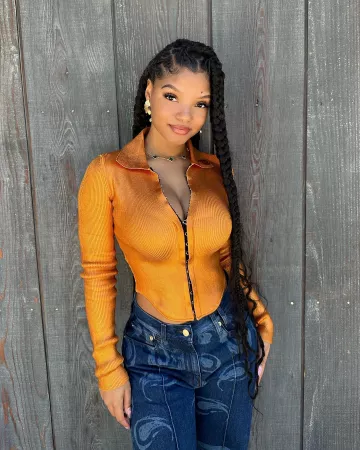 Le top orange porté par Halle Bailey sur son compte Instagram @hallebailey