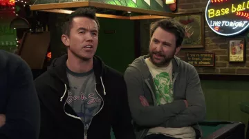 T-shirt imprimé porté par Charlie Kelly (Charlie Day) vu dans It’s Always Sunny in Philadelphia (S16E05)