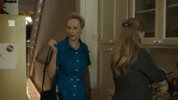 Robe chemise bleue portée par Susie (Laila Robins) vue dans la série télévisée The Crowded Room (S01E06)