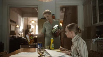 Chemise rayée portée par Rya Goodwin (Amanda Seyfried) dans les tenues de la série télévisée The Crowded Room (S01E06)