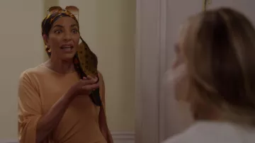 Louis Vuitton Foulard porté par Seema Patel (Sarita Choudhury) comme on le voit dans And Just Like That... (S02E03)