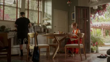 Short blanc cassé porté par Che Diaz (Sara Ramirez) comme on le voit dans And Just Like That... (S02E03)