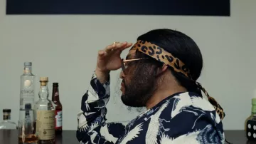 Foulard imprimé porté par Tedros (The Weeknd) vu dans l’émission télévisée The Idol (S01E05)