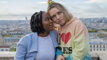 I Love Paris Hoodie porté par Darcy Olsson (Kizzy Edgell) comme on le voit dans la série télévisée Heartstopper (saison 2)