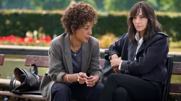 Veste bleu marine portée par Rachel Stone (Gal Gadot) comme on le voit dans le film Heart of Stone