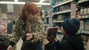 Le blouson moumoute imprimé porté par Morgane Alvaro (Audrey Fleurot) dans la série HPI : Haut Potentiel Intellectuel (S01E01)