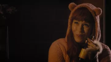 Le sweatshirt moumoute à oreilles porté par Morgane Alvaro (Audrey Fleurot) dans la série HPI : Haut Potentiel Intellectuel (S01E01)