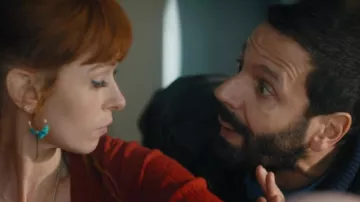 Les boucles d'oreilles turquoises portées par Morgane Alvaro (Audrey Fleurot) dans la série HPI : Haut Potentiel Intellectuel (S01E01)
