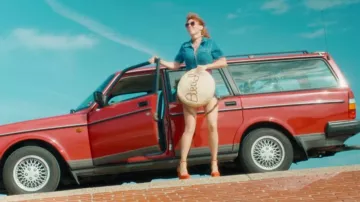 The round beach bag 'Beach' by Morgane Alvaro (Audrey Fleurot) in the HPI series: High Intellectual Potential (S01E07)