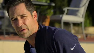 Veste de sport Nike portée par Mickey Haller (Manuel Garcia-Rulfo) dans la garde-robe de la série télévisée The Lincoln Lawyer (saison 2, épisode 2)