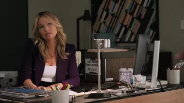 Montre en or portée par Lorna (Becki Newton) vue dans la série télévisée The Lincoln Lawyer (S02E04)