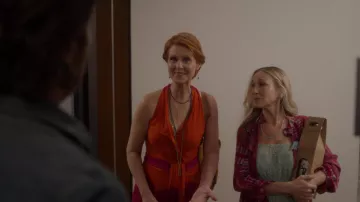 Robe rouge sans manches portée par Miranda Hobbes (Cynthia Nixon) comme on le voit dans And Just Like That... Garde-robe d’émission de télévision (S02E04)