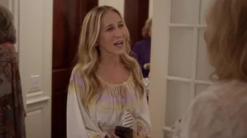 Robe blanche et or à manches longues portée par Carrie Bradshaw (Sarah Jessica Parker) comme on le voit dans And Just Like That... (S02E04)