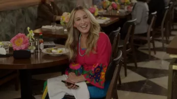 Haut rose brodé porté par Carrie Bradshaw (Sarah Jessica Parker) comme on le voit dans And Just Like That... (S02E04)