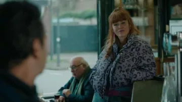 La doudoune imprimée portée par Morgane Alvaro (Audrey Fleurot) dans la série HPI : Haut Potentiel Intellectuel (S02E08)