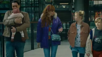 Le manteau violet à capuche et fourrure portée par Morgane Alvaro (Audrey Fleurot) dans HPI : Haut Potentiel Intellectuel (S02E01)