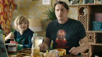 Le t-shirt Napalm Decapitation porté par Ludovic Mullier (Cédric Chevalme) dans HPI : Haut Potentiel Intellectuel (S02E01)