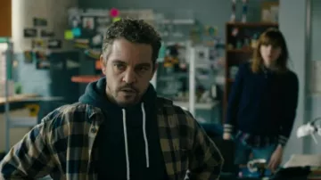 La chemise à carreaux portée par Gilles Vandraud (Bruno Sanches) dans la série HPI : Haut Potentiel Intellectuel (S02E02)