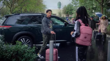 Baskets Nike Air Jordan 1 portées par Andre Johnson, Jr. (Marcus Scribner) dans la garde-robe d’une émission de télévision (S06E02)