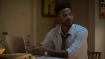 Montre en or portée par Aaron Jackson (Trevor Jackson) dans grown-ish (saison 6 épisode 2)