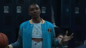 Camiseta rasgada usada por Musa Rahaim (Caleel Harris) como se ve en la serie de televisión Swagger (S02E03)