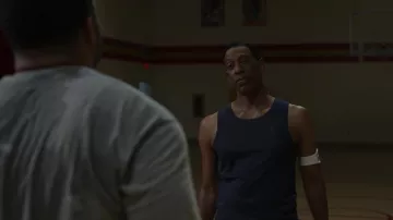 Sur un débardeur porté par Emory Price (Orlando Jones) vu dans Swagger (S02E03)