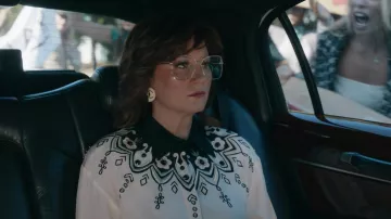 Pendientes Chanel usados por Aimee-Leigh Gemstone (Jennifer Nettles) como se ve en The Righteous Gemstones (S03E05)