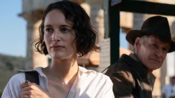La bague à pierre verte portée par Helena Shaw (Phoebe Waller-Bridge) dans le film Indiana Jones et le Cadran de la Destinée