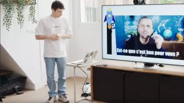 Le jean bleu clair porté par Maxime Biaggi dans la vidéo YouTube Qui nous cache quelque chose ? #2 de Sqeezie (ft Billy, Djilsi & Maxime Biaggi)
